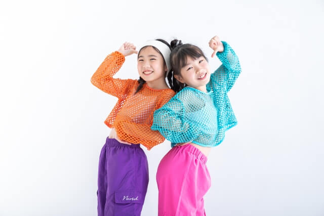 色鮮やかな衣装を着た踊る子供たち