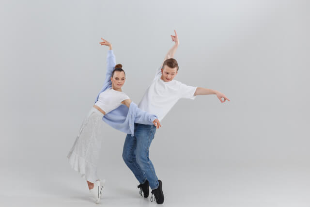ダンスを楽しむ若い男女のペ