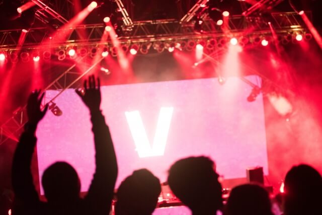 熱気あふれるライブ会場の観客たち
