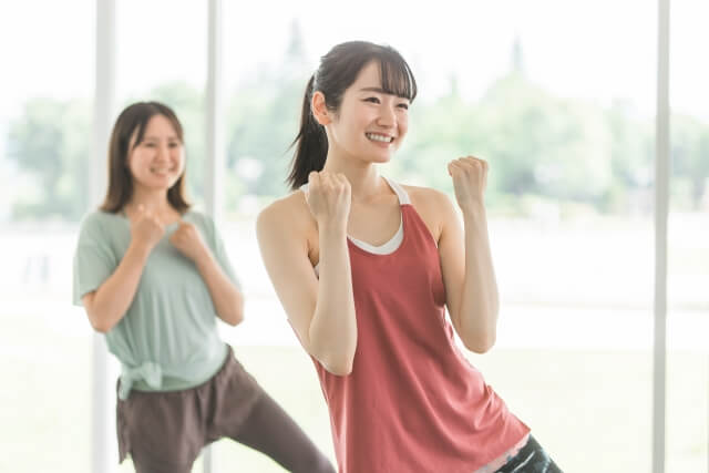 音楽に合わせて踊る二人の笑顔の女性