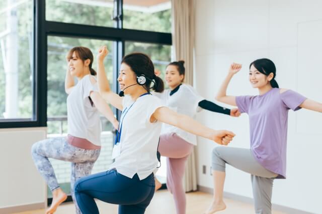 明るいスタジオでダンスする女性たち